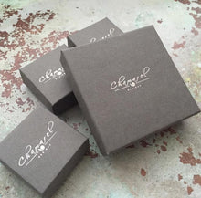 Load image into Gallery viewer, Round Frosted Studs