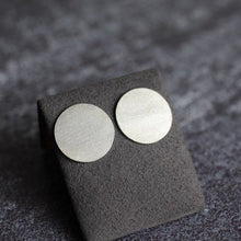 Load image into Gallery viewer, Round Frosted Studs