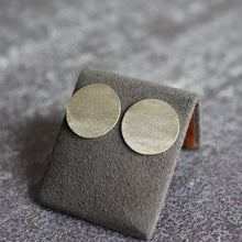 Load image into Gallery viewer, Round Frosted Studs