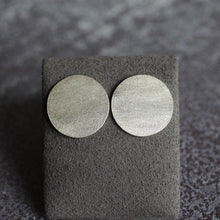 Load image into Gallery viewer, Round Frosted Studs